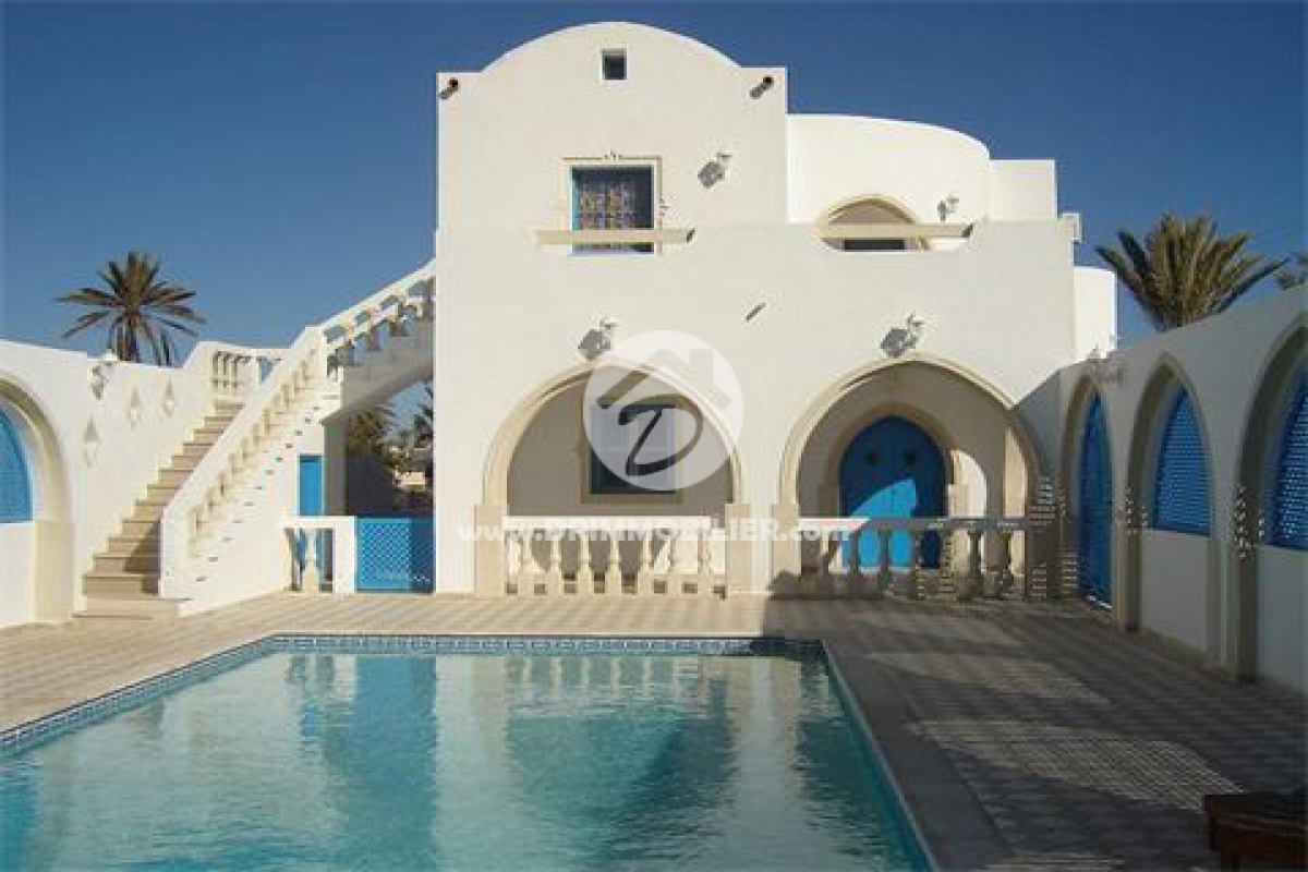L 06 -                            بيع
                           Villa avec piscine Djerba